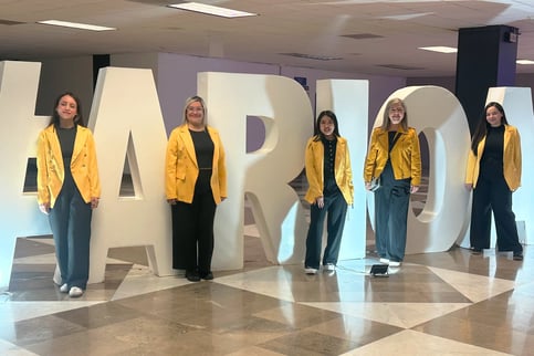 portrait-successful-business-woman-with-glasses-light-jacket-smiling-against-white-office copia
